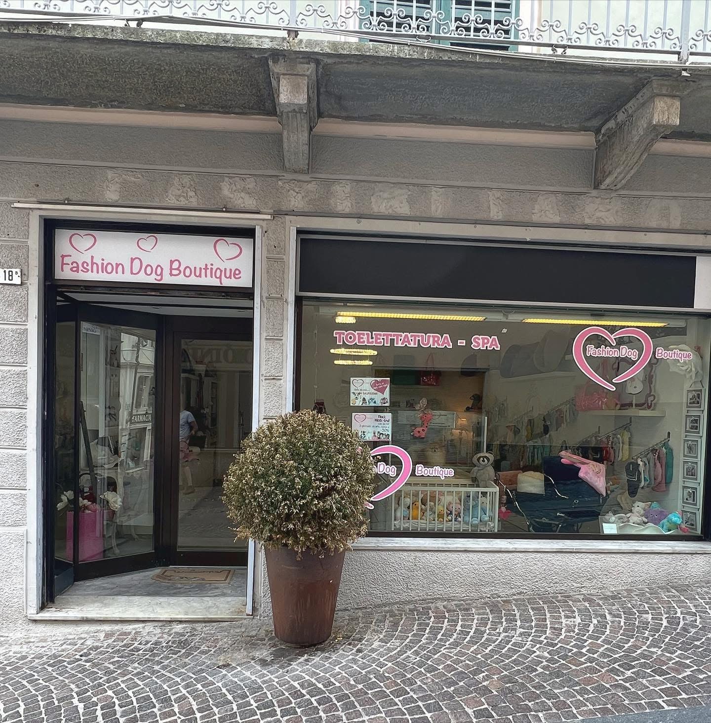 Ingresso Fashion Dog Boutique • Rivoli con insegna Toelettatura SPA