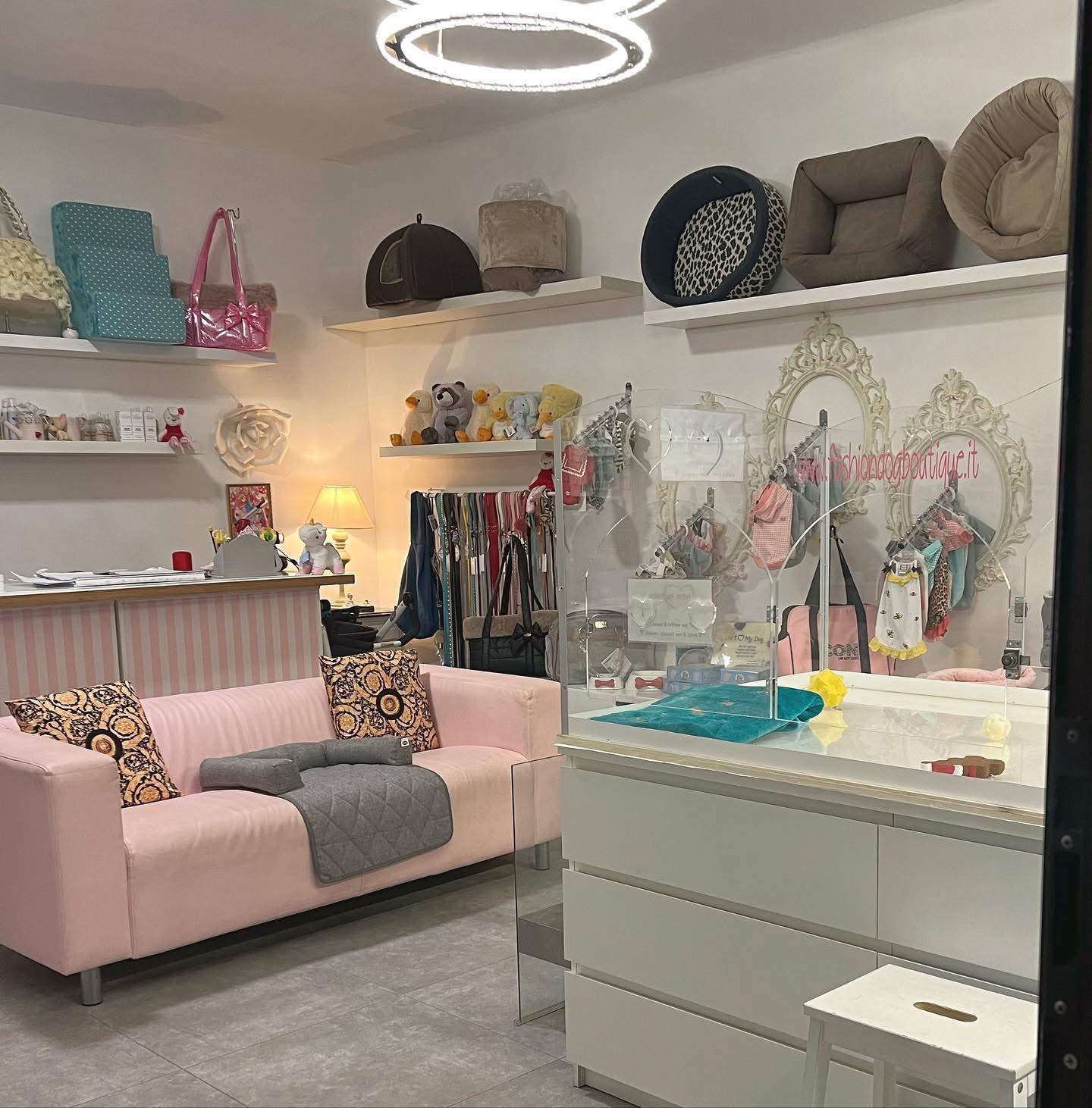 L'interno della Fashion Dog Boutique • Rivoli con il divano rosa e accessori