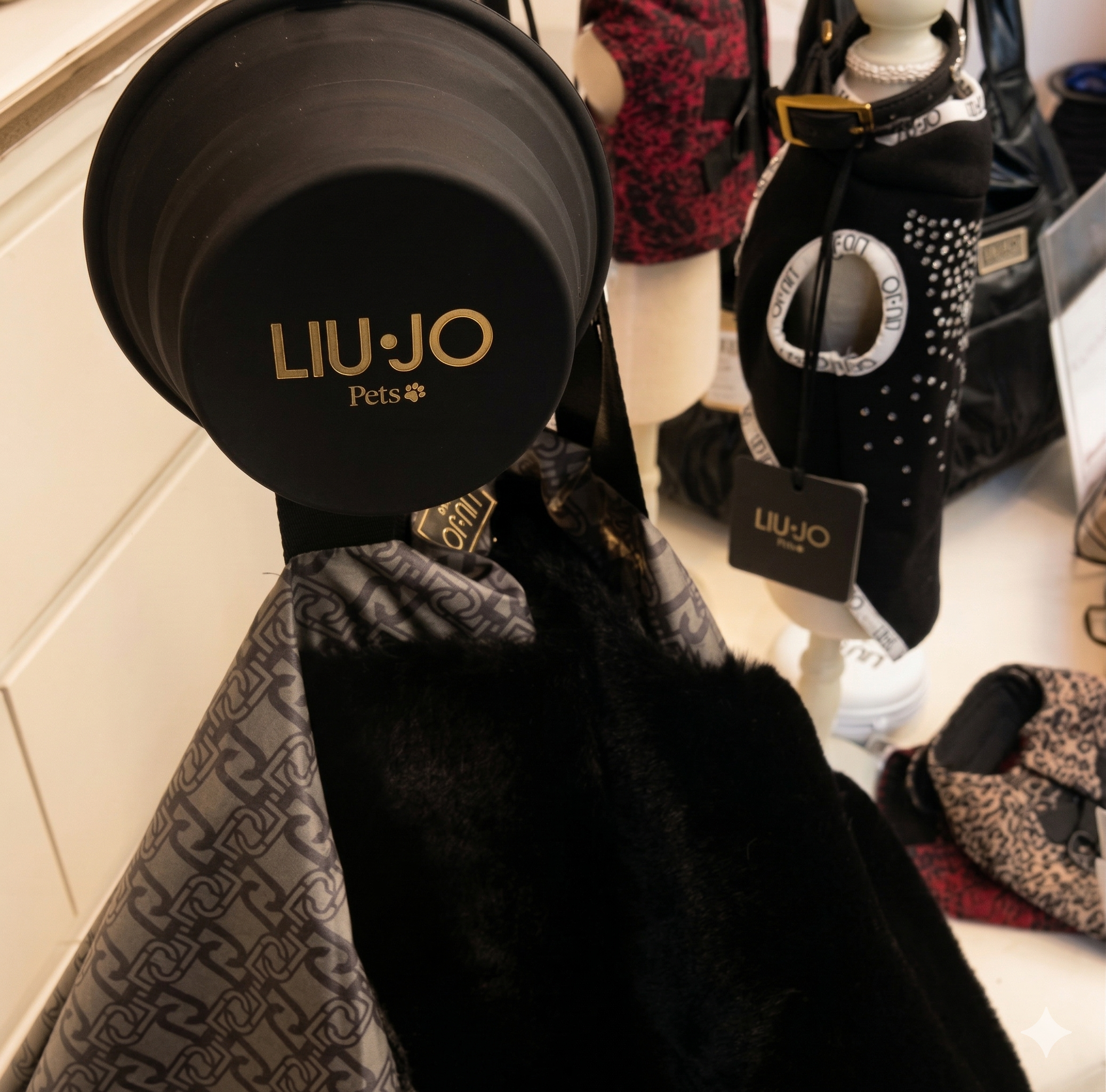 Abbigliamento firmato Liu Jo per cani venduto nella Fashion Dog Boutique • Rivoli